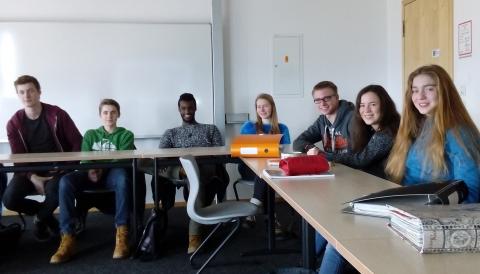 Die Schüler hören gespannt zu!